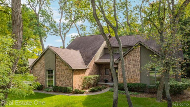 9393 Arbor Way, Commerce Charter Township