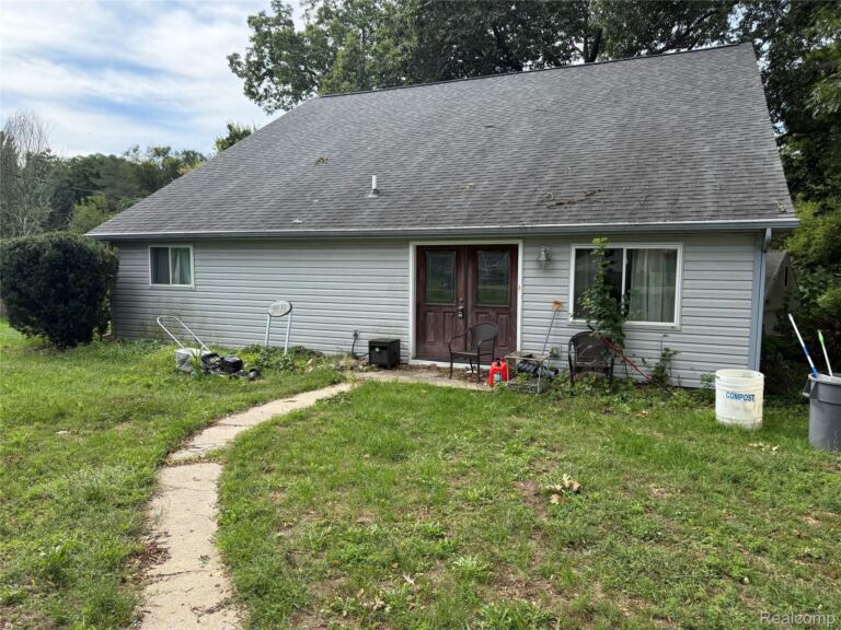 9531 Portage Trl, White Lake
