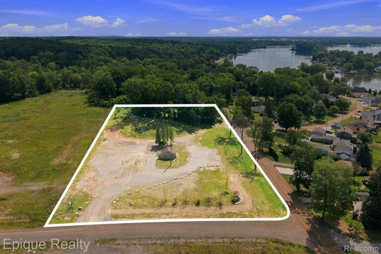 2790 Park Ridge Rd, White Lake