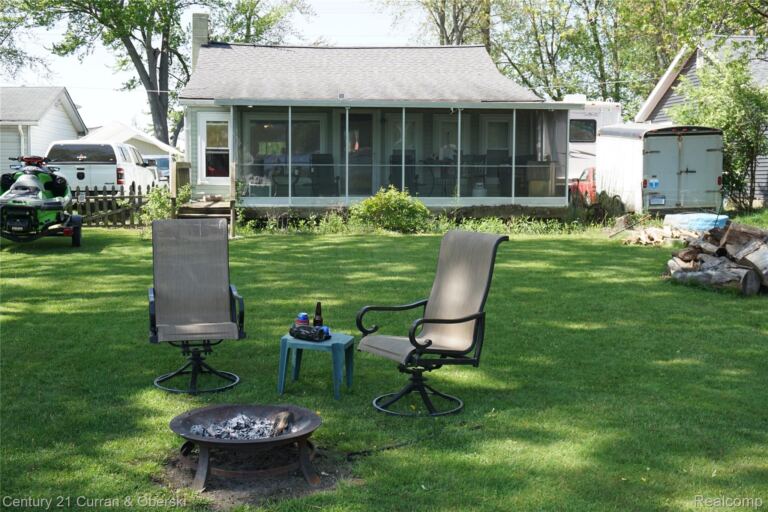 11853 Patterson Lake Dr, Unadilla Township