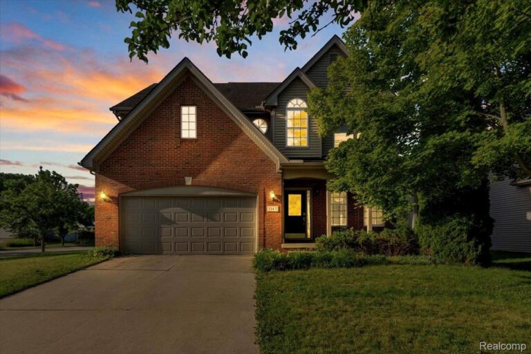 1143 Polo Dr, South Lyon
