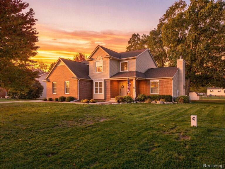 9100 Old Oak Dr, Grand Blanc Charter Township