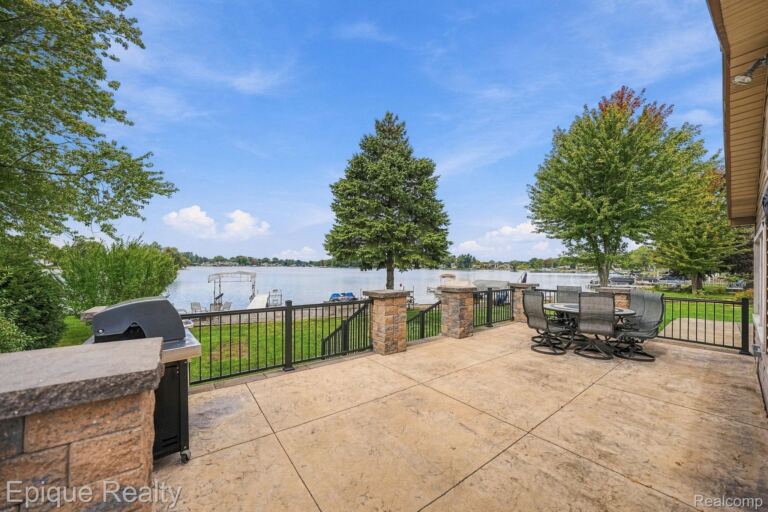 4157 Flynn, Highland Charter Township