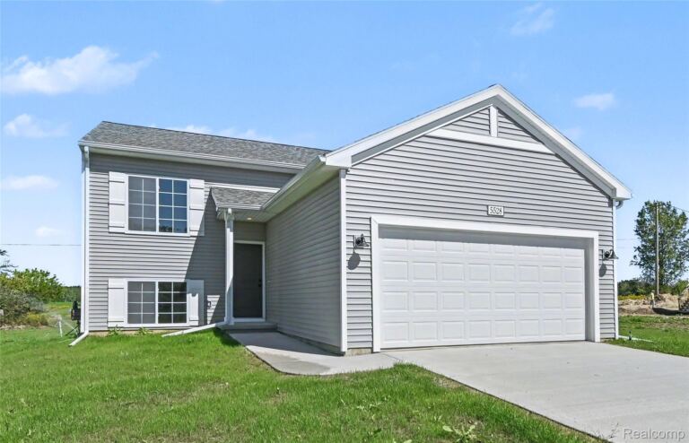 5528 Lahring Rd, Fenton Charter Township