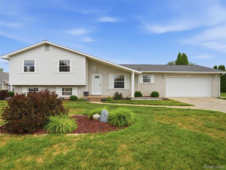 2504 Golden Shores Ct, Fenton