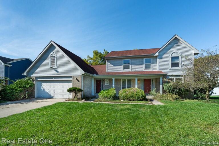 7583 Greenway Ln, West Bloomfield