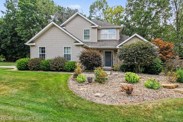 7926 Forest Creek Ct, Hamburg