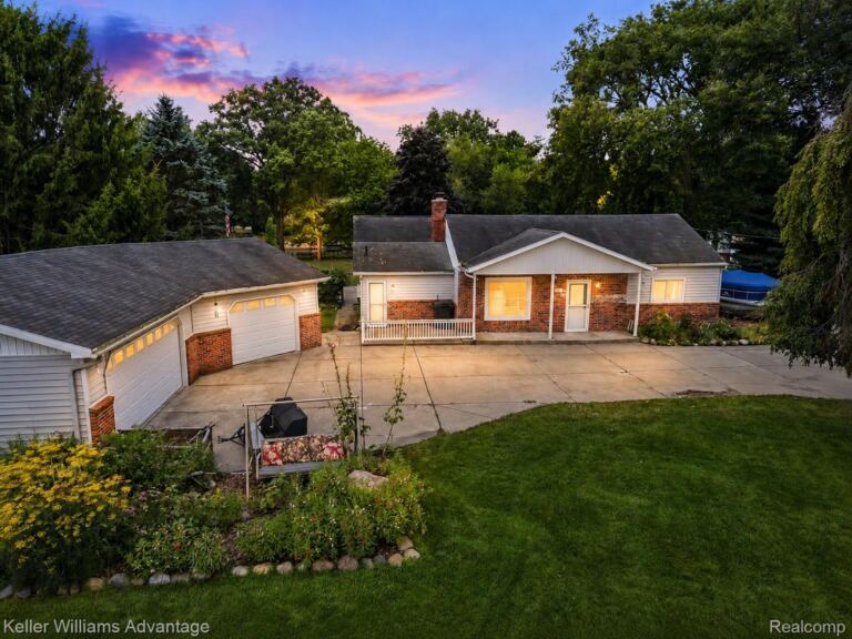 701 Arttdale Dr, White Lake