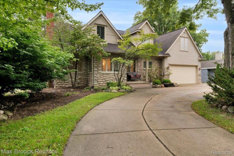 2175 Langham Dr, West Bloomfield