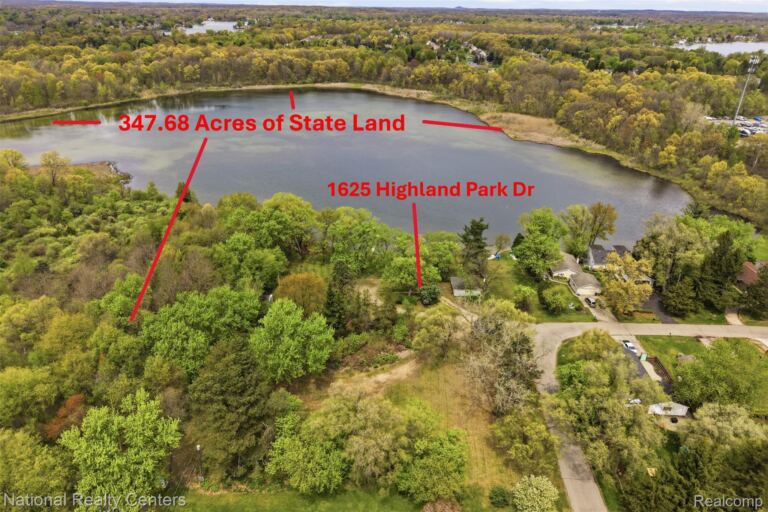 1625 Highland Park Dr, Highland Charter Township