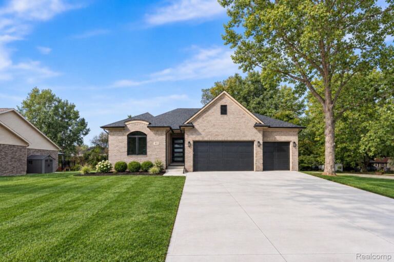 933 N Wixom Rd, Wixom