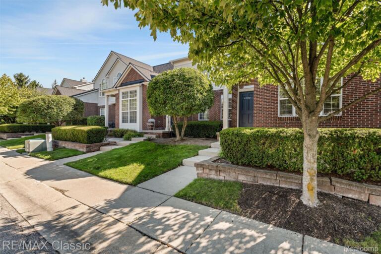 6104 Jasmine Dr, Commerce Charter Township