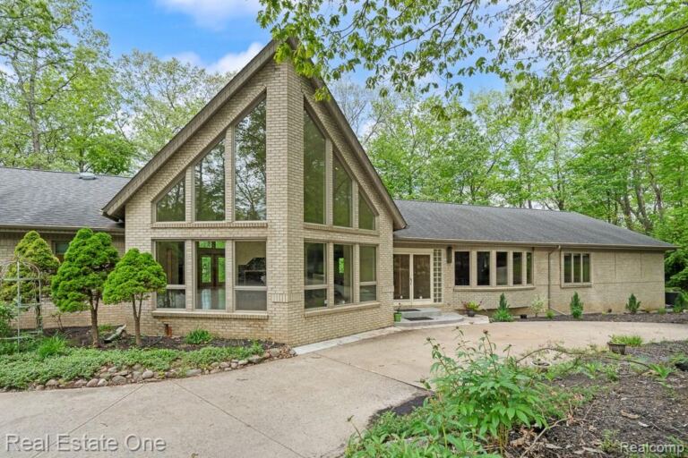 2670 Spring Grove Dr, Genoa Township