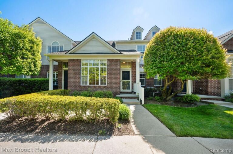 1102 Abigail Ct, Commerce Charter Township