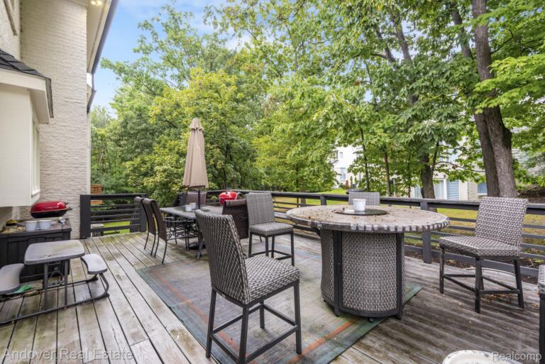 6195 Oak Trl, West Bloomfield