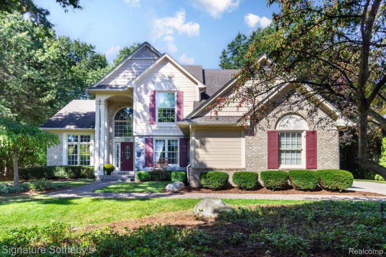 7250 Aaronway Dr, West Bloomfield