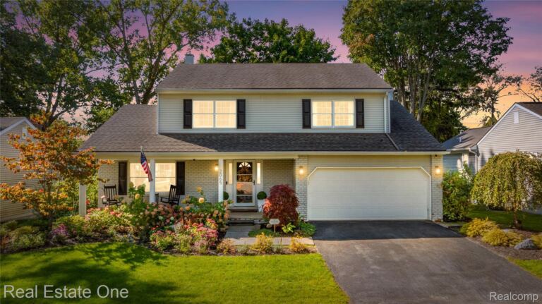 2065 Teaneck Cir, Wixom