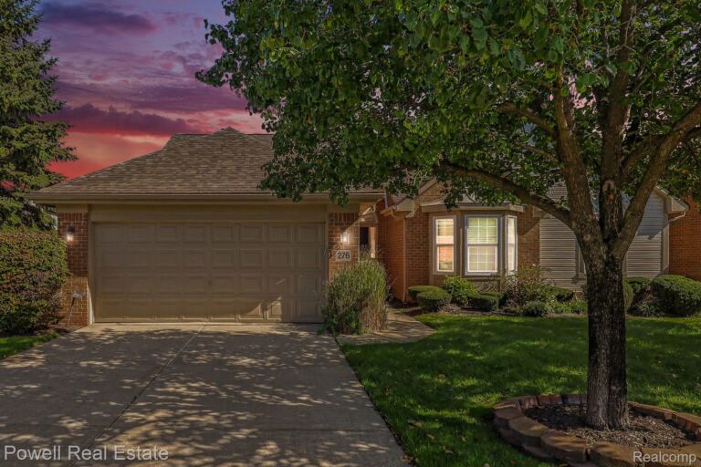 276 Shore Brook Ln, Commerce Charter Township