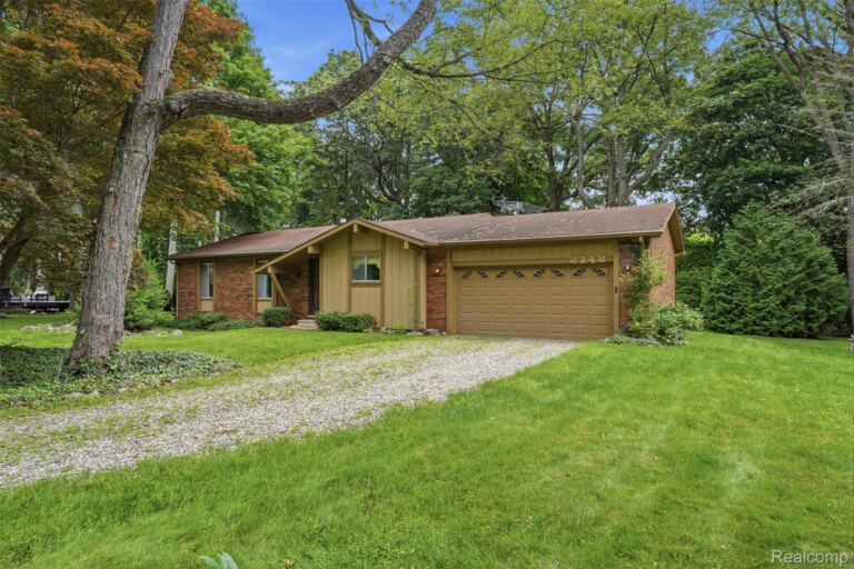 2742 Parkway Pl, Hartland