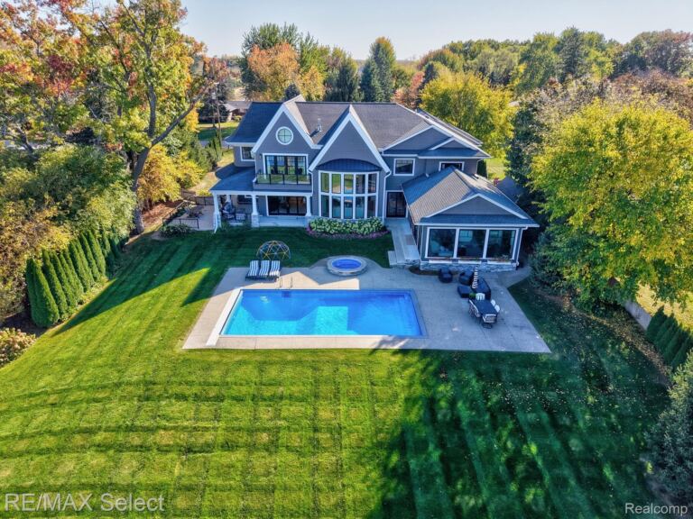 2368 Grove Park Rd, Fenton Charter Township