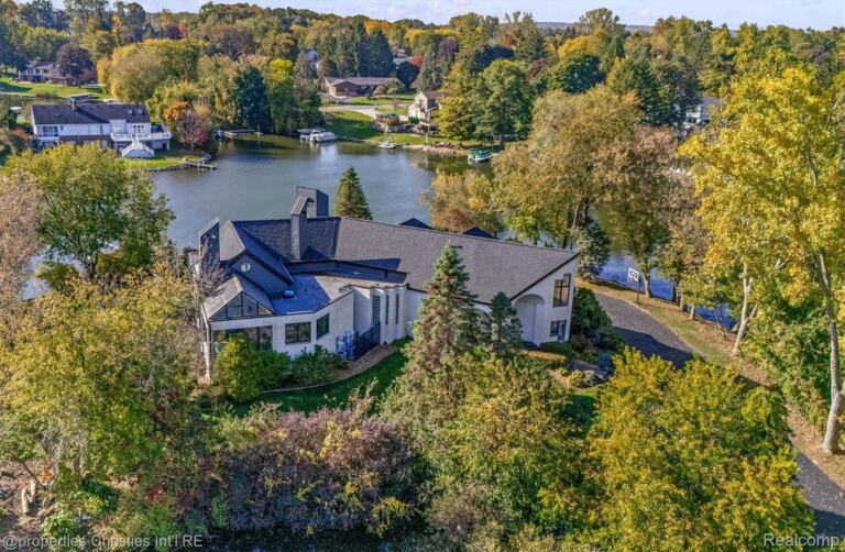 4912 Oakwood Ct, Commerce Charter Township