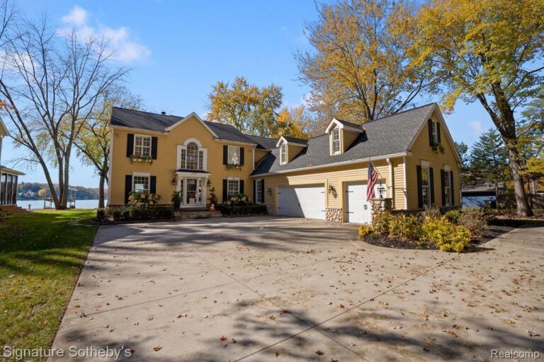 10256 Buhl Dr, Hamburg Township