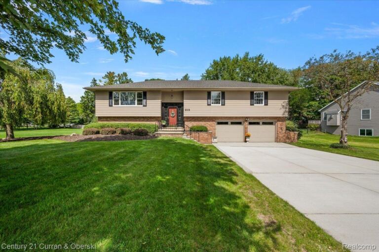 219 E Caledonia St, Howell