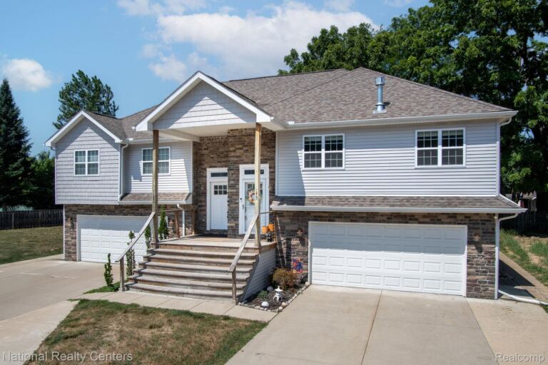 175 Whispering Pines Dr, Fenton