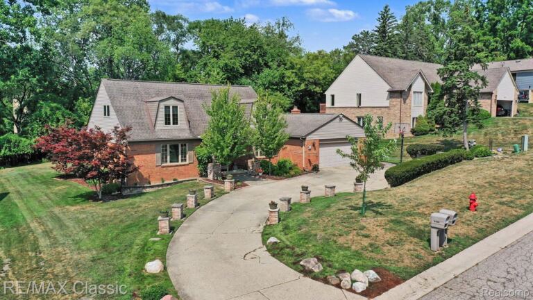 4590 Pine Village Dr, West Bloomfield