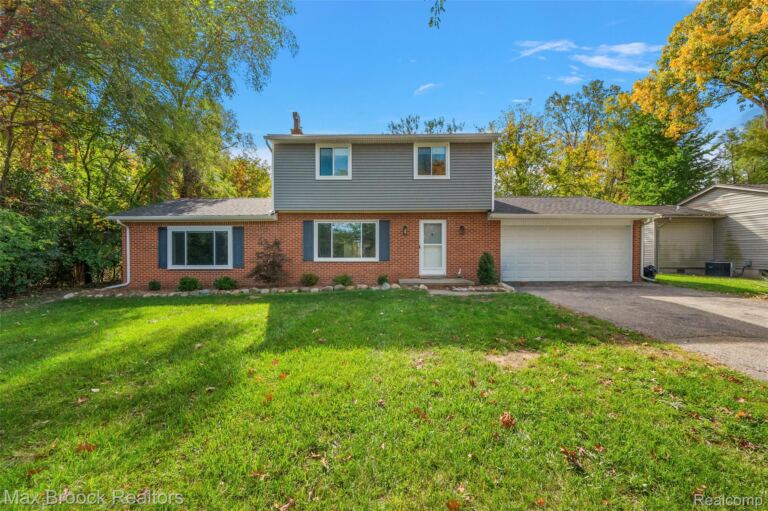 3008 Crumb Rd, Commerce Charter Township