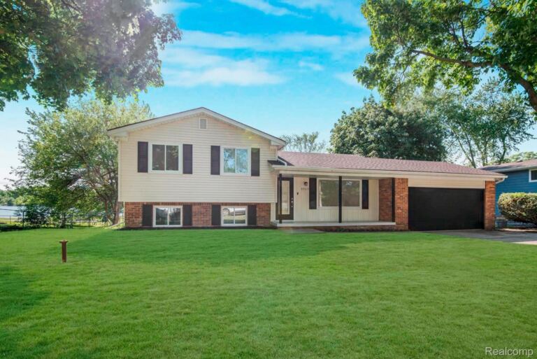 8965 Van Gordon St, White Lake