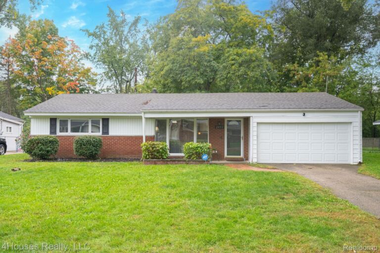 2451 Lafay Dr, West Bloomfield
