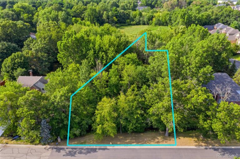 8959 Clubwood Dr, Walled Lake