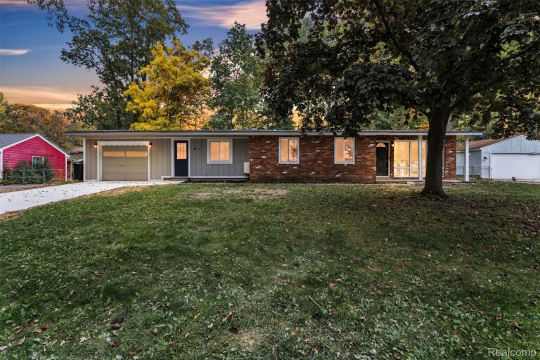1339 Delta Rd, Walled Lake