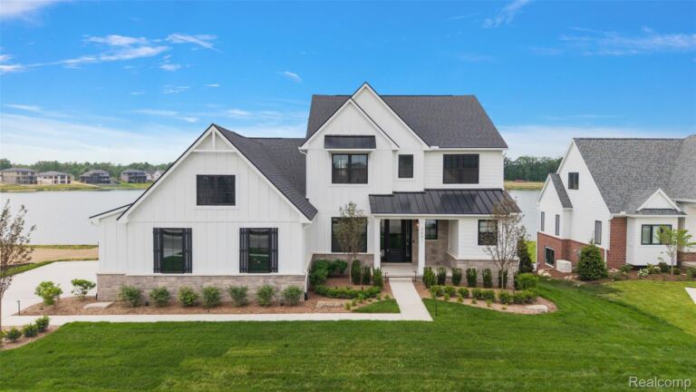 2691 Crystal Lake Dr, Commerce Charter Township