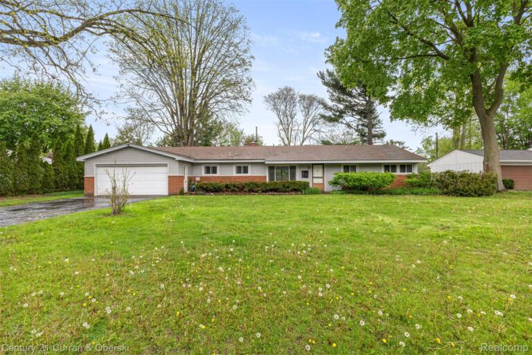 7271 Cottonwood Knoll, West Bloomfield