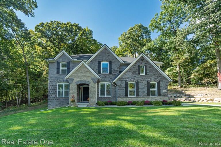 201 Beechview Dr S, Oakland Charter Township
