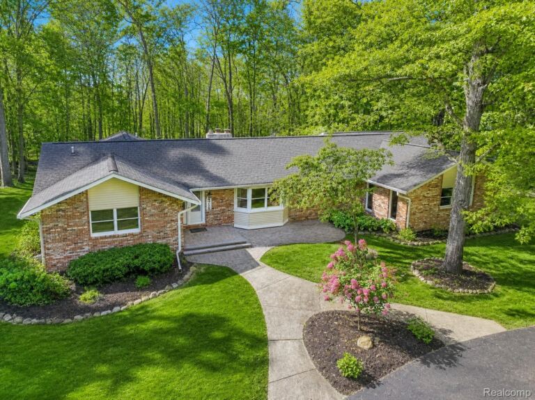 4718 Canyon Oaks Dr, Brighton Township