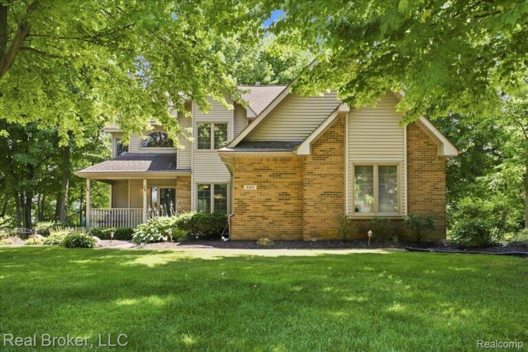 8184 Baypointe Dr, Brighton Township