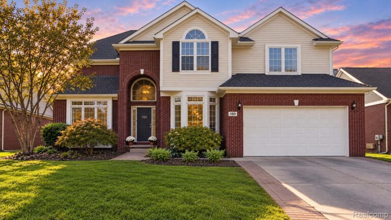 150 Liza Ln, Commerce Charter Township