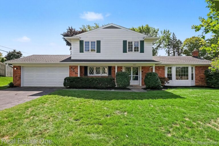 4463 Westover Dr, West Bloomfield