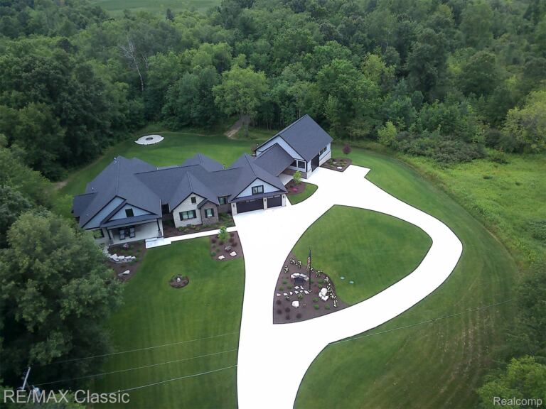 2866 Pine Bluffs Ct, Highland