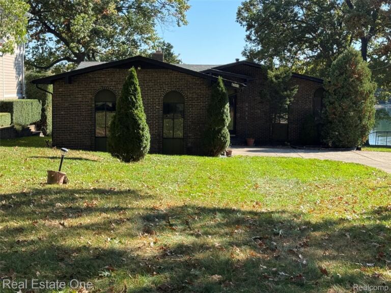 4161 Lakewood Dr, Waterford Charter Township