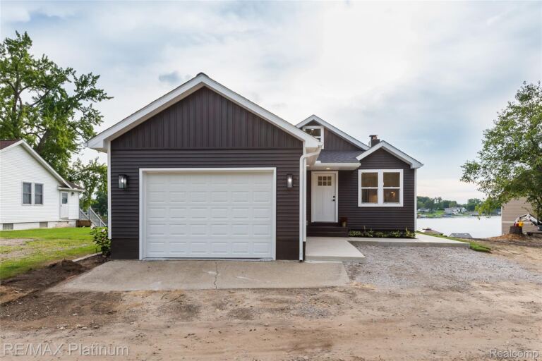 6298 Fonda Lake Dr, Green Oak Township
