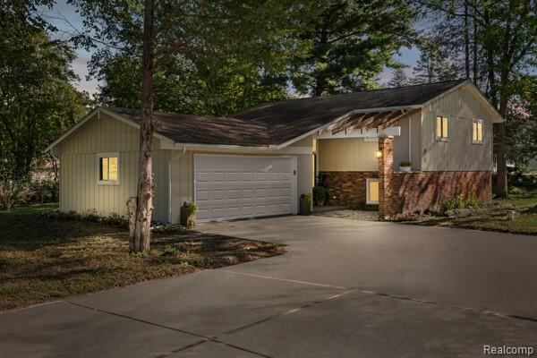 1960 Glen Iris Dr, Commerce Charter Township