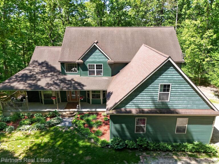 4053 Rolling Acres Dr, Hartland Township