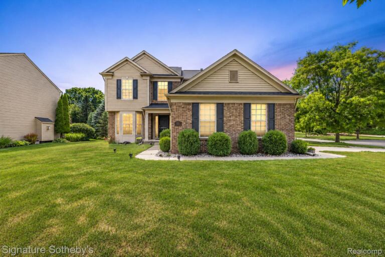 997 River Rock Dr, Holly