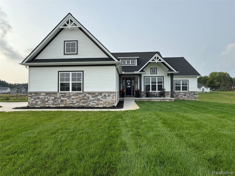 12427 Janes Landing, Green Oak Township
