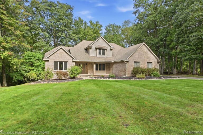 11975 Cody Creek Ct, South Lyon