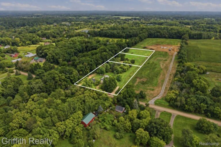 5822 Mack Rd, Oceola Township
